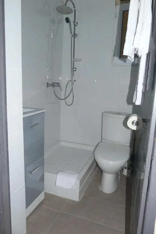 Hotel Du Jura Parigi 2*,