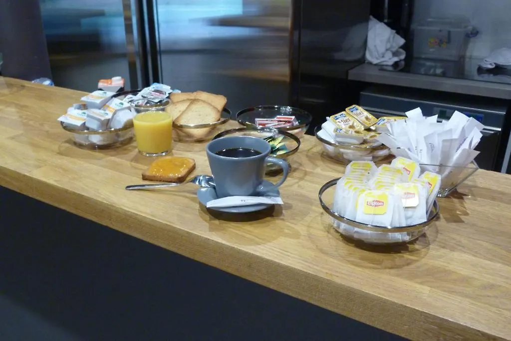 **  Hotel Du Jura Parigi Francia